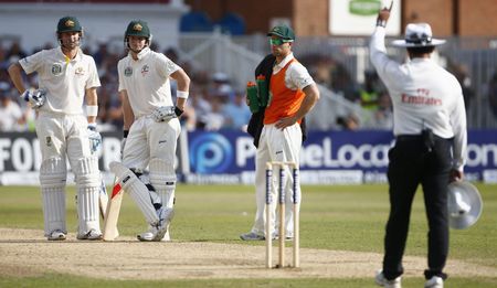 Bad umpiring, in Broad daylight