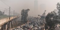 Delhi (India), morning traffic and air pollution on the Amrapali Yamuna bridge. New Delhi is one of the world’s most polluted cities. In winter especially, smoke and smog create a toxic mantle from which it is impossible to escape. In particularly poor conditions, breathing Delhi’s air could be equivalent to smoking up to 20 cigarettes a day. How are Delhi’s residents trying to combat this emergency? With masks (but these have to be of the requisite quality), with purifiers (very expensive) and with plants that emit oxygen also at night (but these aren’t enough). A bar has even opened where customers can breathe pure oxygen for 15 minutes at a cost of 400 rupees (around €5). The problem is mainly a question of socio-economic class: the poor, who live more or less on the streets and don’t use masks, are the most vulnerable. © Alessandro Gandolfi, Italy, Shortlist, Professional, Environment, 2021 Sony World Photography Awards