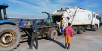 Clean-up operations over the weekend in Velddrif, a West Coast fishing town in the Western Cape’s Bergrivier Local Municipality. A serious outbreak of avian flu has killed thousands of seabirds. (Photo: Charles Malherbe)