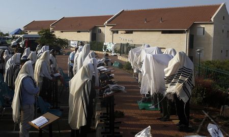 Israel settlers begin to quit unauthorised outpost