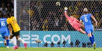 Sam Kerr of Australia (left) beats England goalie Mary Earps (right) to equalise. (Photo: Richard Callis / Eurasia Sport Images / Getty Images)