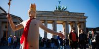A person wears a costume of US President Donald J. Trump with a crown on his head during a rally in front of the Brandenburg Gate in Berlin, Germany, 18 October 2025. The rally, under the slogan 'No Kings', is held in solidarity with protests against the U.S. government and the policies of President Donald J. Trump.  EPA/CLEMENS BILAN