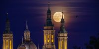 A full Blue Moon rises over El Pilar Basilica in Zaragoza, Spain on 30 August 2023. (Photo: EPA-EFE/Javier Belver)