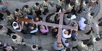 epa09891118 Christians hold crosses during the Good Friday procession along the Via Dolorosa, the Old city of Jerusalem, 15 April 2022. Israeli police is on super high alert as the Christians celebrate Holy Week, Muslims celebrate Ramadan and Jews celebrate Passover fall at the same time.  EPA-EFE/ABIR SULTAN