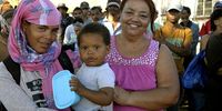 Dalene van der Merwe (Right), co-founder of Comapassionate Hearts Soup Kitchen, stands with beneficiaries in Touws River, Western Cape.<br>(Photo: Joyrene Kramer)