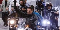 SANTOS, BRAZIL - SEPTEMBER 28: President of Brazil and Presidential candidate Jair Bolsonaro rides a motorbike with supporters during a rally ahead of Sunday elections on September 28, 2022 in Santos, Brazil. (Photo by Alexandre Schneider/Getty Images)
