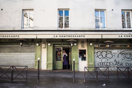 France closes shops, restaurants, tells people to stay home