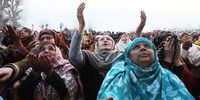  Kashmiri Muslims pray as a priest displays a holy relic believed to be a hair from the beard of the Prophet Muhammad, on the following Friday of Mehraj-ul-Alam (ascension to heaven), at the Hazratbal shrine in Srinagar,  summer capital of Indian Kashmir, 16 February 2024. Hundreds of Muslims flocked to the shrine on the occasion of Mehraj-u-Alam, ascension of the prophet.  EPA-EFE/FAROOQ KHAN