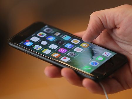 Facebook Loses Apple Approval to Test Apps, Use Tools on IPhones