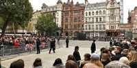 People wait for the State Funeral Procession of Queen Elizabeth II in London, Britain, 19 September 2022.  Britain's Queen Elizabeth II died at her Scottish estate, Balmoral Castle, on 08 September 2022. The 96-year-old Queen was the longest-reigning monarch in British history.  (Photo: EPA-EFE / VINCE MIGNOTT)