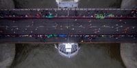 LONDON, ENGLAND - OCTOBER 03: Runners cross Tower Bridge during the London Marathon as a boat passes underneath on October 03, 2021 in London, England. (Photo by Rob Pinney/Getty Images)