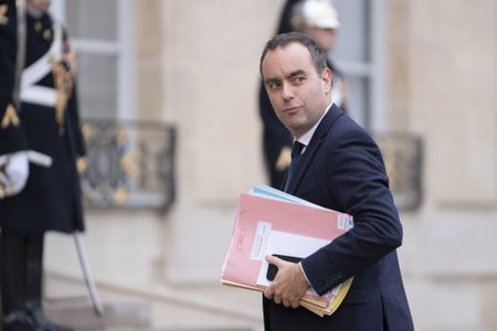 French government quits just hours after being appointed, deepening political crisis