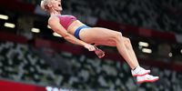 epaselect epa09397852 Gold medalist Katie Nageotte of the USA competes in the Women's Pole Vault Final during the Athletics events of the Tokyo 2020 Olympic Games at the Olympic Stadium in Tokyo, Japan, 05 August 2021.  EPA-EFE/DIEGO AZUBEL