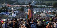  Festival goers look out across Worthy Farm at Glastonbury on the first day of the Glastonbury music festival at Worthy Farm, Glastonbury, Britain, 26 June 2024. The Glastonbury Festival 2024 runs from 26 to 30 June.  EPA-EFE/ANDY RAIN