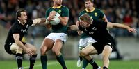 Handré Pollard of South Africa avoids the tackle of Ben Smith and Jack Goodhue of the All Blacks during a 2019 Rugby Championship Test at Westpac Stadium in Wellington. (Photo: Hannah Peters/Getty Images)