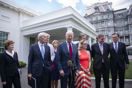 Manchin calls for deal with Republicans on debt ceiling, fiscal commission