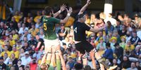epa09486895 Lood De Jager of the Springboks (L) and Brodie Retallick of the All Blacks (R) during the Rugby Championship Round 5 match between New Zealand's All Blacks and South Africa's Springboks at Queensland Country Bank Stadium in Townsville, Queensland, Australia, 25 September 2021.  EPA-EFE/SCOTT RADFORD-CHISHOLM AUSTRALIA AND NEW ZEALAND OUT