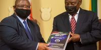 President Cyril Ramaphosa receives the first part of the report of the Judicial Commission of Inquiry into Allegations of State Capture from the Commission’s Chairperson, Chief Justice Raymond Zondo 4 January 2022, at the Union Buildings. (Photo: Alet Pretorius)