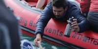 Alwyn Uys’ swimming trainer, Keith Jansen, pictured at one of the feeding intervals during Uys’ Robben Island to Bloubergstrand crossing. (Photo: Nelis Engelbrecht Photography/Light Lounge Studio)