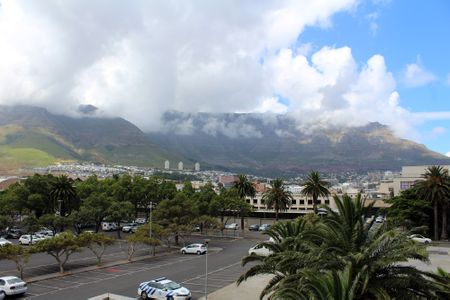 Cape Town CBD: Homelessness an election priority, but the word appears to not filter down on the streets
