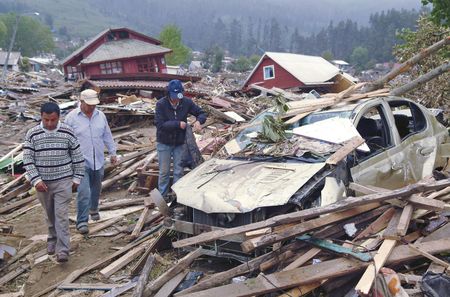 01 March: Chile needs help as looters scour earthquake zone