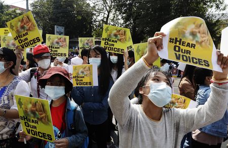 Exiled Burmese journalist: Military chief ‘wants to be a monarch’