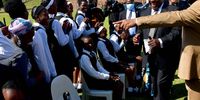 President Cyril Ramaphosa with Sport, Arts and Culture Minister Nathi Mthethwa and a group of learners during national Freedom Day celebrations at the Kees Taljaard Stadium in Middelburg, Mpumalanga. (Photo: Elmond Jiyane / GCIS)