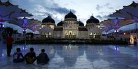 epaselect epa06744702 Indonesian Muslims gather at Baiturrahman Grand Mosque, Banda Aceh, Indonesia, 17 May 2018. Muslims around the world celebrate the holy month of Ramadan by praying during the night time and abstaining from eating, drinking, and sexual acts during the period between sunrise and sunset. Ramadan is the ninth month in the Islamic calendar and it is believed that the revelation of the first verse in Koran was during its last 10 nights.  EPA-EFE/HOTLI SIMANJUNTAK