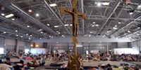 A cross in a sleeping area at the reception center set up to host the pilgrims of the Youth Jubilee at the pavilions of the Fiera di Roma, in Rome, Italy, 30 July 2025.  EPA/FABIO CIMAGLIA