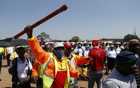 Gauteng: Key roads blocked, commuters stranded and bus hijacked as taxi drivers protest