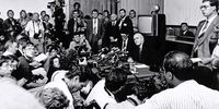 Then South African president and political leader FW de Klerk surrounded by the press at the international press conference where De Klerk announced the release from prison of Nelson Mandela in Cape Town, South Africa, 2 February 1990. (Photo: Gallo Images / Media24)