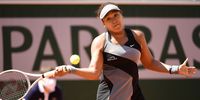 epa09236560 Naomi Osaka of Japan in action against Patricia Maria Tig of Romania during their first round match at the French Open tennis tournament at Roland ?Garros in Paris, France, 30 May 2021.  EPA-EFE/CAROLINE BLUMBERG