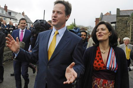 06 May: British final election speeches avoid the hard fallout over Greece