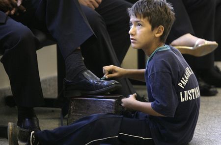 The children fighting to work