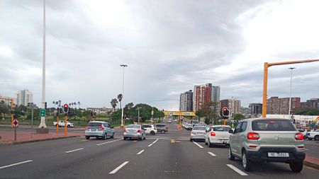 Not everyone cheers when the lights stay on - Informal traffic wardens in Durban lose out on cash