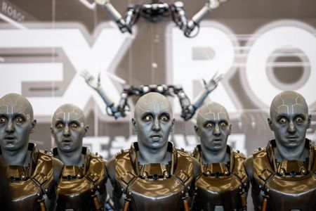 Robots mimic facial expressions, and more from around the world