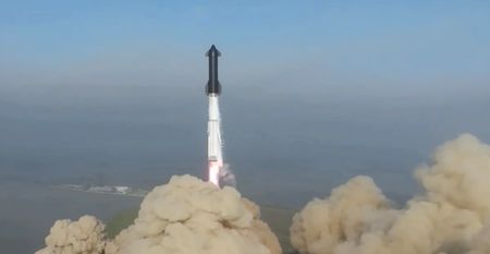 SpaceX’s Giant Rocket Survives Dive to Earth on Fourth Test