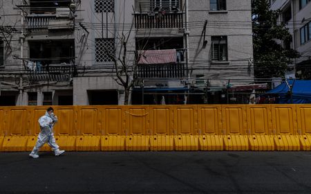 Shanghai locks down as Covid-19 surges in China's financial hub