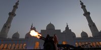 epaselect epa06747722 An UAE policeman fires a cannon salute as a signal for the end of the fasting day of Ramadan at Sheikh Zayed Mosque, Abu Dhabi, United Arab Emirates, 18 May 2018. Muslims around the world celebrate the holy month of Ramadan by praying during the night time and abstaining from eating, drinking, and sexual acts during the period between sunrise and sunset. Ramadan is the ninth month in the Islamic calendar and it is believed that the revelation of the first verse in Koran was during its last 10 nights.  EPA-EFE/ALI HAIDER