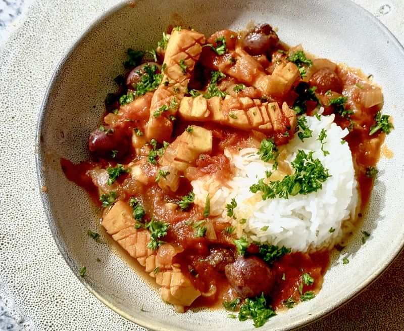 Calamari stew with tomatoes and black olives