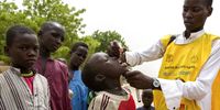 A boy receives a polio vaccination during market day during a series of polio outreach activities on the island of Ngorerom on Lake Chad, by the Lake Chad Polio Task Team  aimed at boosting immunity of children against polio following an outbreak in the region in 2016. (Photo: © Christine McNab/UN Foundation)