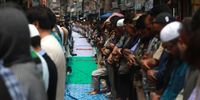 epaselect epa06746794 Kashmiri Muslims offer prayers on the road side during the second day of the fasting month of Ramadan in Srinagar, the summer capital of Indian Kashmir, 18 May 2018. Muslims around the world celebrate the holy month of Ramadan by praying during the night time and abstaining from eating and drinking during the period between sunrise and sunset. Ramadan is the ninth month in the Islamic calendar and it is believed that the Koran?s first verse was revealed during its last 10 nights.  EPA-EFE/FAROOQ KHAN