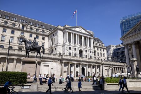 Bank of England Signals Caution With Narrow Vote to Cut Rates