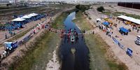 epaselect epa10245998 Migrant families gather during the 'Hugs, not walls' meeting, on the edge of the Rio Grande in the Ciudad Juarez border, Chihuahua, Mexico, 15 October 2022. Thousands of undocumented Mexicans reunited with their loved ones in the US-Mexico border region, after years of being separated by their immigration status.  EPA-EFE/Luis Torres