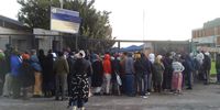 The queues are long and many people will not get serviced on the day. (Photo: Nombulelo Damba-Hendrik)