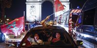 epaselect epa10352881 Moroccan supporters celebrate their team winning the FIFA World Cup 2022 round of 16 soccer match between Morocco and Spain, on the Champs Elysees avenue in Paris, France, 06 December 2022.  EPA-EFE/YOAN VALAT