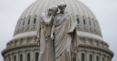 US Congress ends default threat, Obama signs Debt Bill