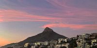  Lion’s Head blowing pink smoke in Camps Bay. Image: Chris von Ulmenstein <br>