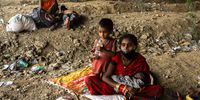 Family members of an Indian migrant worker wait to cross the border of Uttar Pradesh to reach their home regions. (Photo: Yawar Nazir / Getty Images)