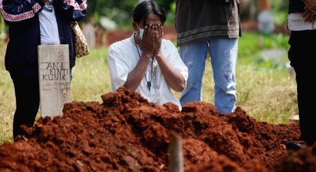 South Africa locks down and registers 15,036 new cases